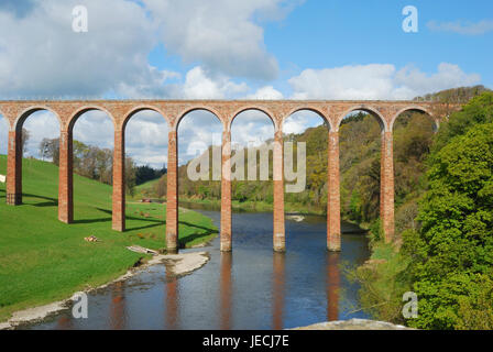 Il vecchio ponte sul fiume Tweed cercando upriver vicino a Melrose a Leaderfoot verso Gattonside Foto Stock