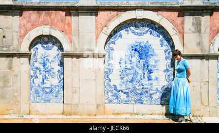 Viaggiare a Algarve Portogallo - turistico vicino al di fuori del muro di Estoi Palace con azulejo tradizionali decorazioni di piastrelle nel villaggio di Estoi. Il palazzo fu costruito in t Foto Stock