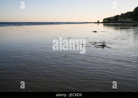 Viaggiare a Algarve Portogallo - spiaggia Praia Falesia vicino alla città di Albufeira durante la serata ebb Foto Stock