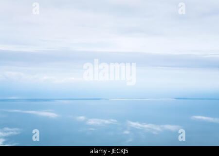 Vista dall'aereo - vista orizzonte tra blu cielo nuvoloso e Mare Egeo in Grecia in autunno mattina Foto Stock