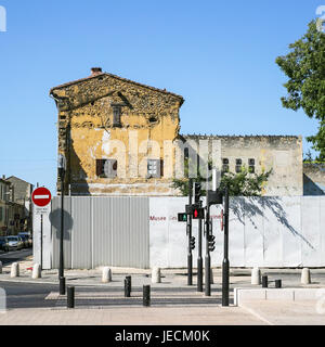 Viaggio in Provenza, Francia - strada a piazza Place des Arenes nella città di Nimes Foto Stock