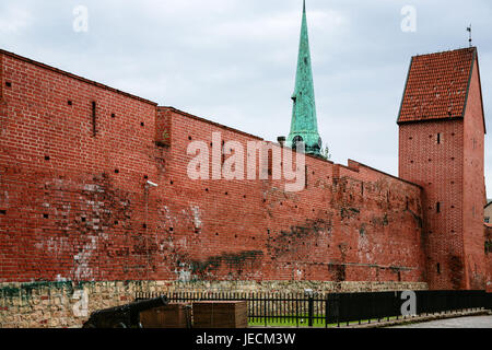 Il viaggio per la Lettonia - muri rossi e la torre Ramer di ripristinata la sezione di Riga mura della città vecchia sulla strada Torna in autunno Foto Stock