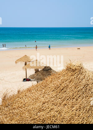 Viaggiare a Algarve Portogallo - sabbia spiaggia Praia da Mareta dell Oceano Atlantico nella città di Sagres Foto Stock