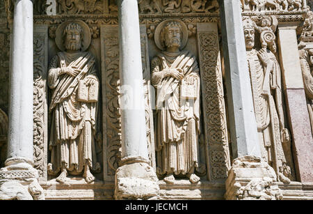 Viaggio in Provenza, Francia - parete esterna le sculture della antica chiesa di San Trophime nella città di Arles Foto Stock