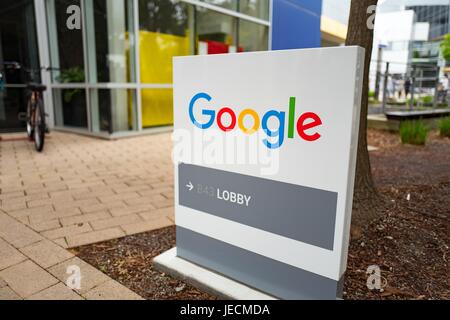 Segnaletica per Google Inc, con logo, al Googleplex, quartier generale di Google Inc di Silicon Valley Town di Mountain View, California, 7 aprile 2017. Foto Stock