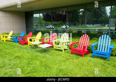 Colorate sedie Adirondack in Google Inc colori del marchio presso il Googleplex, quartier generale di Google Inc di Silicon Valley Town di Mountain View, California, 7 aprile 2017. Foto Stock