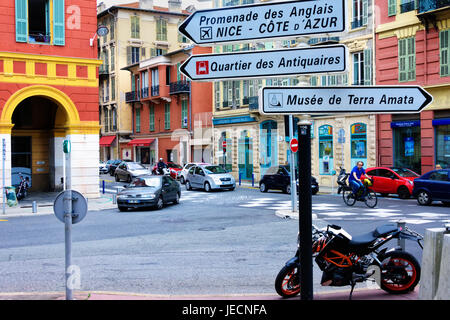 Nizza, Francia - 8 Giugno 2016: una centrale di strada trafficata in Nizza, Francia, riempito con negozi al dettaglio, pedoni e automobili Foto Stock