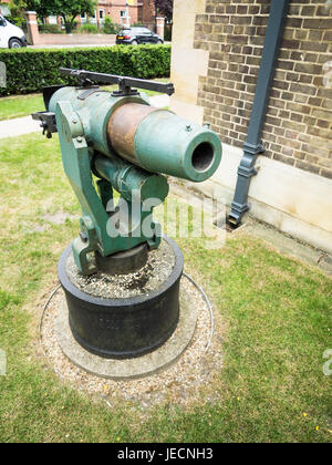 Una vecchia baleniera pistola arpione al di fuori del museo polare a Scott Polar Research Institute di Cambridge, parte dell'Università di Cambridge Foto Stock