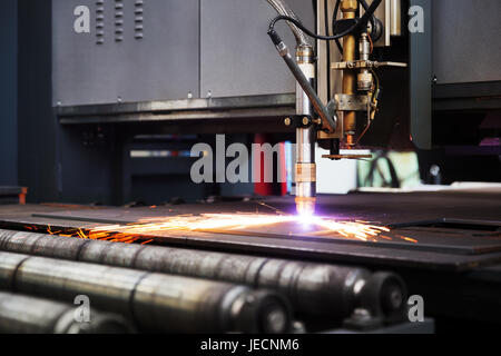 Industrial cnc macchina al plasma taglio della piastra in metallo Foto Stock