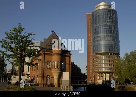 Germania, Amburgo, Kehrwiederspitze, alto blocco ufficio, edificio di mattoni, Germania settentrionale, città anseatica, edificio alto, vetro anteriore, edificio di mattoni, architettura, luogo di interesse, destinazione, turismo, icona, di economia e affari, Foto Stock