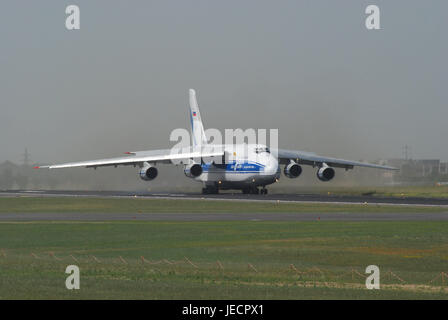 Germania, Berlin, Berlin ILA, campo di atterraggio, aereo, Ilyushin IL-76TD, stand, alcuna proprietà di rilascio, massa di aviazione, trasporto aereo, trasporto, cargo, antenna cargo, traffico aereo, prato, recinzione, delimitazione, nebbia, nessuno, Foto Stock