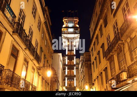 Il Portogallo, Lisbona, Centro citta', ascensore, Elevador de Santa Justa, di notte, Foto Stock