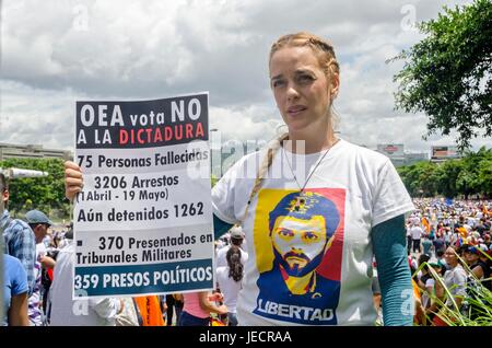 Lilian Tintori, moglie di eminenti incarcerato il leader dell opposizione Leopoldo Lopez, che mostra un poster con la sintesi dei 80 giorni di proteste, chiamando su t Foto Stock