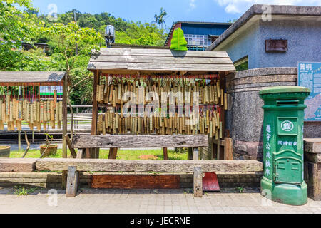 PINGXI, Taiwan - 30 Aprile 2017: tubo di bambù per augurare a Pingxi Old Street. I visitatori hanno scritto i loro auguri in bambù e poi pregare e li appenda insieme Foto Stock