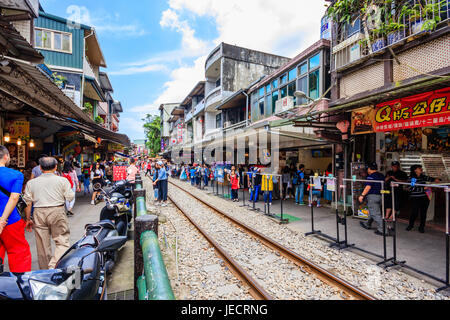 SHIFEN, Taiwan - 30 Aprile 2017: Il Shifen vecchia sezione di strada del quartiere Pingxi è diventata una delle famose attrazioni turistiche lungo questa linea. Foto Stock