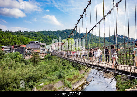 SHIFEN, Taiwan - 30 Aprile 2017: Jingan sospensione legati a ponte tra Shifen e Nanshan Village at Shifen, Taiwan Foto Stock