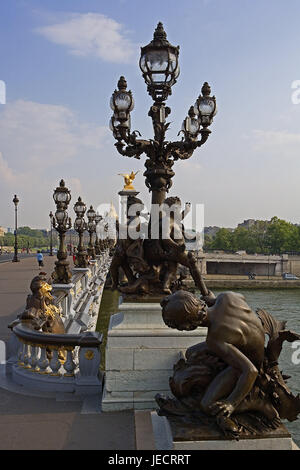 Francia, Parigi, Pont Alexandre III, turistico, non valido la cattedrale, la sua capitale, ponte ponte arcuato, lanterne, pilastri, sculture, statue, chiesa, edificio, struttura, architettura, luogo di interesse, destinazione, turismo, sul fiume Foto Stock