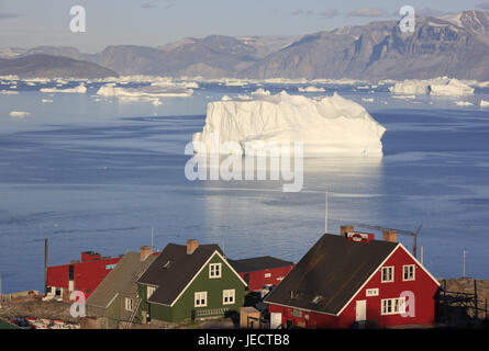 La Groenlandia, Uummannaq, costa, case in legno, Fjord, iceberg, nel nord della Groenlandia, destinazione, sul mare Artico, montagne, il ghiacciaio di gelati, fuori, e sharp, acqua, case, case, architettura, fuori, deserte, visualizzazione Foto Stock