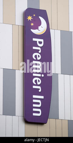 Una vista generale dell'hotel Premier Inn a Maidenhead, Berkshire, dato che la catena alberghiera si preoccupa del fatto che i rivestimenti utilizzati in alcuni dei suoi edifici potrebbero non essere conformi alle norme di sicurezza. Foto Stock