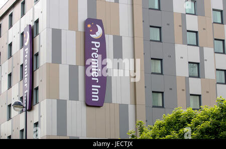 Una vista generale del Premier Inn hotel a Maidenhead, Berkshire, come la catena alberghiera ha "preoccupazioni" che il rivestimento utilizzato su alcuni dei suoi edifici potrebbe non essere in grado di soddisfare le normative di sicurezza. Foto Stock