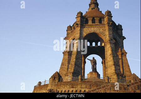 In Germania, in Renania settentrionale-Vestfalia, Porta Westfalica, imperial Wilhelm's Monument, il mattino, Teutoburger legno, mountain Wittekinds, luogo di interesse, struttura, storicamente, monumento imperiale, statua, monumento, dettaglio, sky, la luce del mattino, Foto Stock