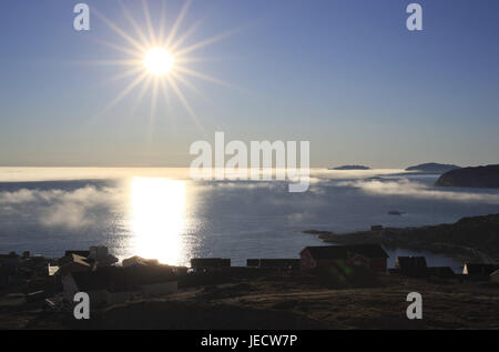 La Groenlandia, Upernavik, bile costa, Melville Bay, il sole, la luce posteriore, nel nord-ovest della Groenlandia, città, case, case, costa, rock, deserte, scenario, l'Artico, vista mare, acqua, Sunray, nebbia, larghezza, distanza, Horizon, Foto Stock