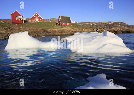 La Groenlandia, Upernavik, costa, case residenziali, mare, iceberg, nel nord-ovest della Groenlandia, l'Artico, case, case in legno, architettura, costruzione in legno modo, tipicamente per paese, rosso, rocce, bile costa, acqua, ghiaccio, ghiacciaio, floe, Foto Stock