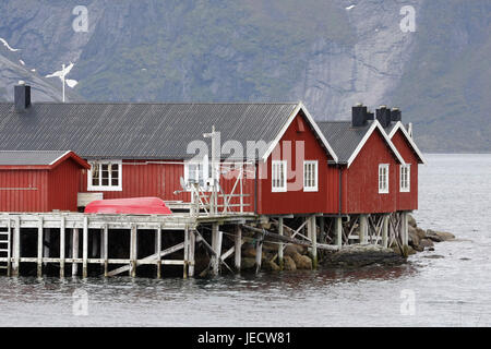 Rorbuer, tradizionali case di legno in un paese di pescatori sulla pura Lofoten isola Moskenesoy, Foto Stock