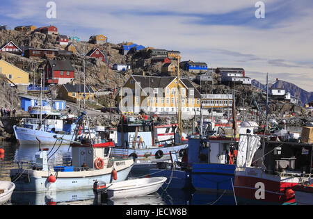 La Groenlandia, Uummannaq, vista locale, le case in legno, porto, barche da pesca, Fjord, nel nord della Groenlandia, destinazione, sul mare Artico, montagne, costa, fuori, deserte, acqua, barche, porto di pesca, pesca, pesca taglierina, case, case, Foto Stock