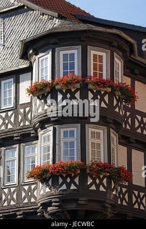 Assia, campo Als, casa in legno e muratura, finestra di baia, decorazioni floreali, Assia settentrionale, città, casa residenziale, house, stile architettonico, architettura, a struttura mista in legno e muratura, Ripristina finestra, scatole di finestra, fiori, gerani, rosso, dettaglio Foto Stock