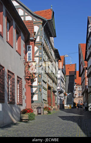 Assia, campo Als, Neurath house, casa Minnigerode, Assia settentrionale, città, lane, case tipiche case a graticcio, casa patrizia, edificio stile architettonico, architettura, a struttura mista in legno e muratura, il museo, il museo regionale, la decorazione floreale, sole, ombra, cielo blu, persone, turismo, Foto Stock