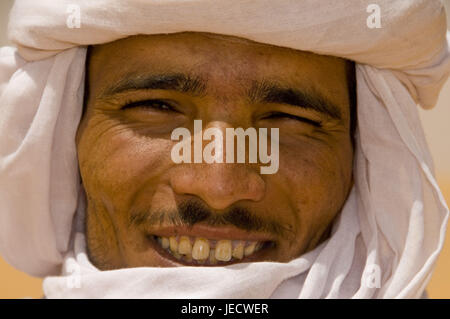 Ritratto di un locale Tuareg, La Vache qui Pleure, Algeria, Africa Foto Stock