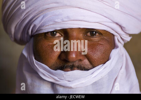 Ritratto di un locale Tuareg, La Vache qui Pleure, Algeria, Africa Foto Stock