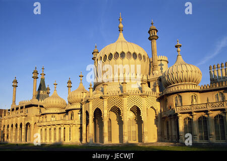 Gran Bretagna, Inghilterra, Sussex, Brighton Royal Pavilion, luce della sera, Europa, destinazione, luogo di interesse, architettura, Città, località balneare, edificio, struttura, splendore la costruzione, palazzo signorile, Mogul stile, stile architettonico, mirabilmente, prepotentemente, perde, orientale, facciata, torri, cupole, luogo di interesse, turismo, cultura, illuminazione esterna, deserte, Foto Stock