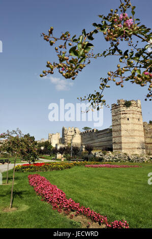 Turchia, Istanbul, Yedikule Rocca, fortezza di mura difensive, fiori nel parco, Foto Stock