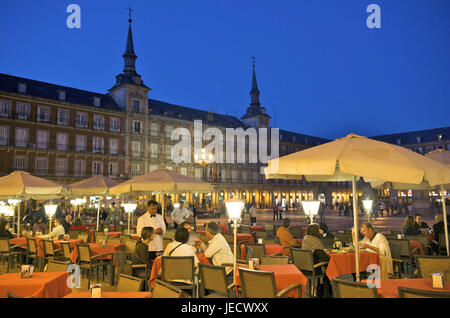 Spagna, Madrid, Plaza Mayor, gli ospiti nel ristorante di notte, Foto Stock