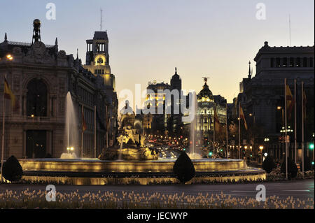 Spagna, Madrid, edificio Metropolis di notte, fontana in primo piano Foto Stock