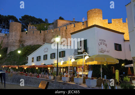 In Spagna, in Catalogna, Costa Brava, Tossa de Mar, ristorante, terrazza di notte, Foto Stock