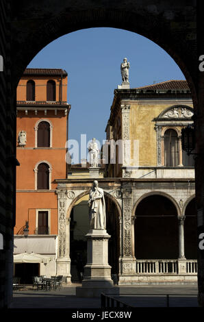 L'Italia, Veneto, Verona, la Città Vecchia, la Piazza dei Signori, loggia del Consiglio, Dante-Statue, Foto Stock