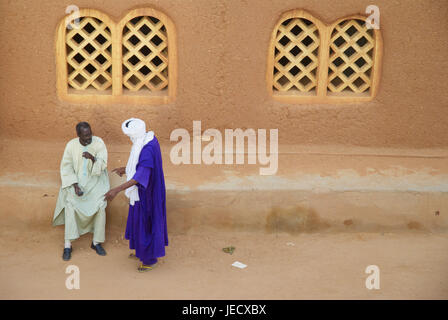 Africa, Niger, Agadez, uomini prima di una moschea, Foto Stock