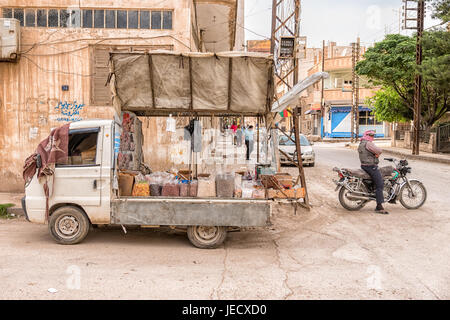 Carrello alimentare la vendita di biscotti e frutta secca su una strada di Hasakah, Siria. Foto Stock