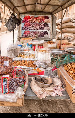 Carrello alimentare la vendita di biscotti e frutta secca su una strada di Hasakah, Siria. Foto Stock