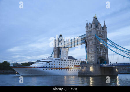 Inghilterra, Londra, il Tower Bridge, aperto il Tamigi, crepuscolo, croce nave guida, città, architettura, struttura, punto di riferimento, un monumento, il ponte sul fiume, traffico, illuminateds, accadere apertamente, ponte di equilibrio, nave da crociera, Foto Stock