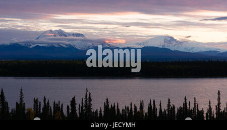 Si tratta di sunrise in Alaska su Lago di salice e Mt. Blackburn Foto Stock