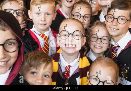 I bambini vestiti da Harry Potter a Smithills Hall di Bolton, nel tentativo  di rompere il Guinness World Record per il più grande raduno di persone  vestite come il ragazzo guidata Foto stock - Alamy