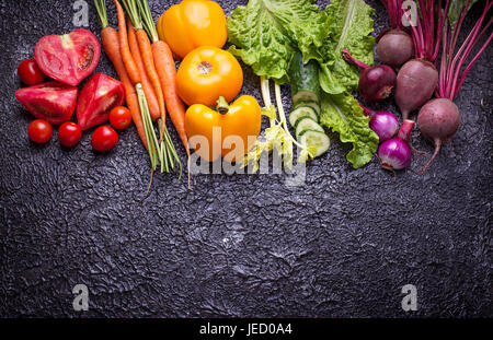 Rainbow verdure colorate. Cibo sano concetto. Vista superiore Foto Stock