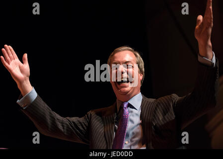 Victoria Hall, Bagnall St, Hanley, Stoke-on-Trent, ST1 3AD, UK. Il 6 febbraio 2017. Paolo Nuttall e Nigel Farage frequentare un UKIP incontro pubblico a Victo Foto Stock