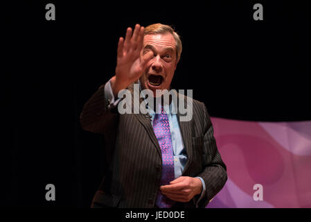 Victoria Hall, Bagnall St, Hanley, Stoke-on-Trent, ST1 3AD, UK. Il 6 febbraio 2017. Paolo Nuttall e Nigel Farage frequentare un UKIP incontro pubblico a Victo Foto Stock