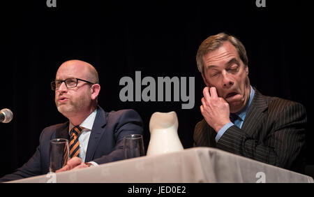 Victoria Hall, Bagnall St, Hanley, Stoke-on-Trent, ST1 3AD, UK. Il 6 febbraio 2017. Paolo Nuttall e Nigel Farage frequentare un UKIP incontro pubblico a Victo Foto Stock