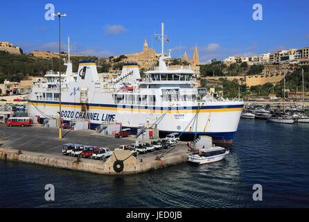 Vista dal Canale di Gozo linea nave traghetto avvicinando porto di Mgarr a Gozo, Malta Foto Stock